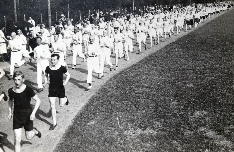 tl_files/verein/bilder/Chronik/Verein 22Platzeinweihung.jpg
